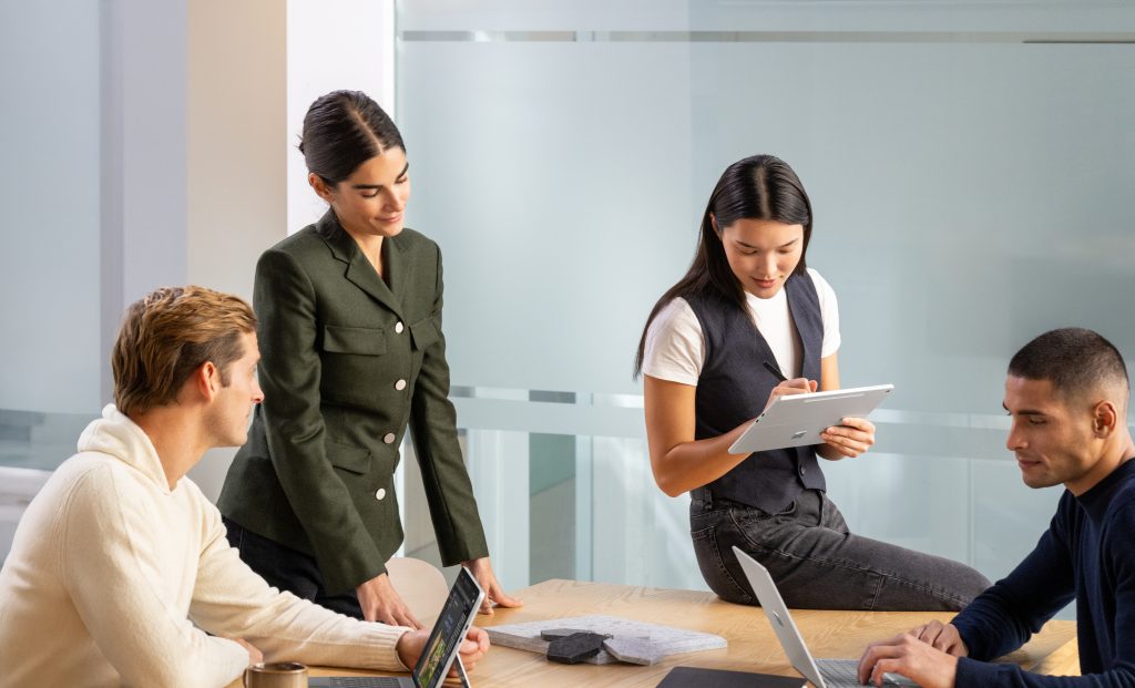 SUR25-COMMR-LaptopPro-Snapdragon-Platinum-Conf-Collab-06